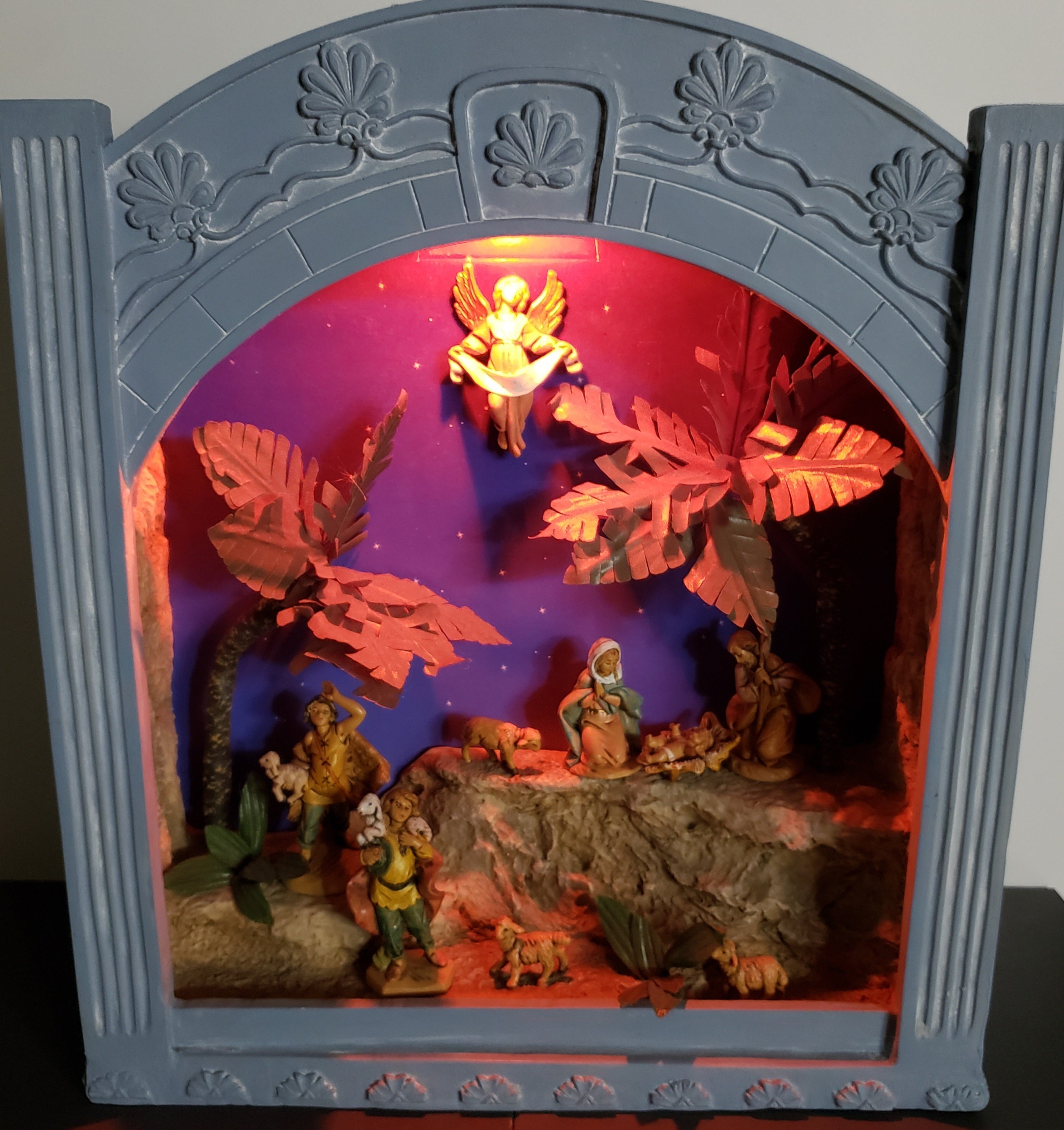 2-1/2" Fontanini Heirloom Lighted Nativity Shadowbox