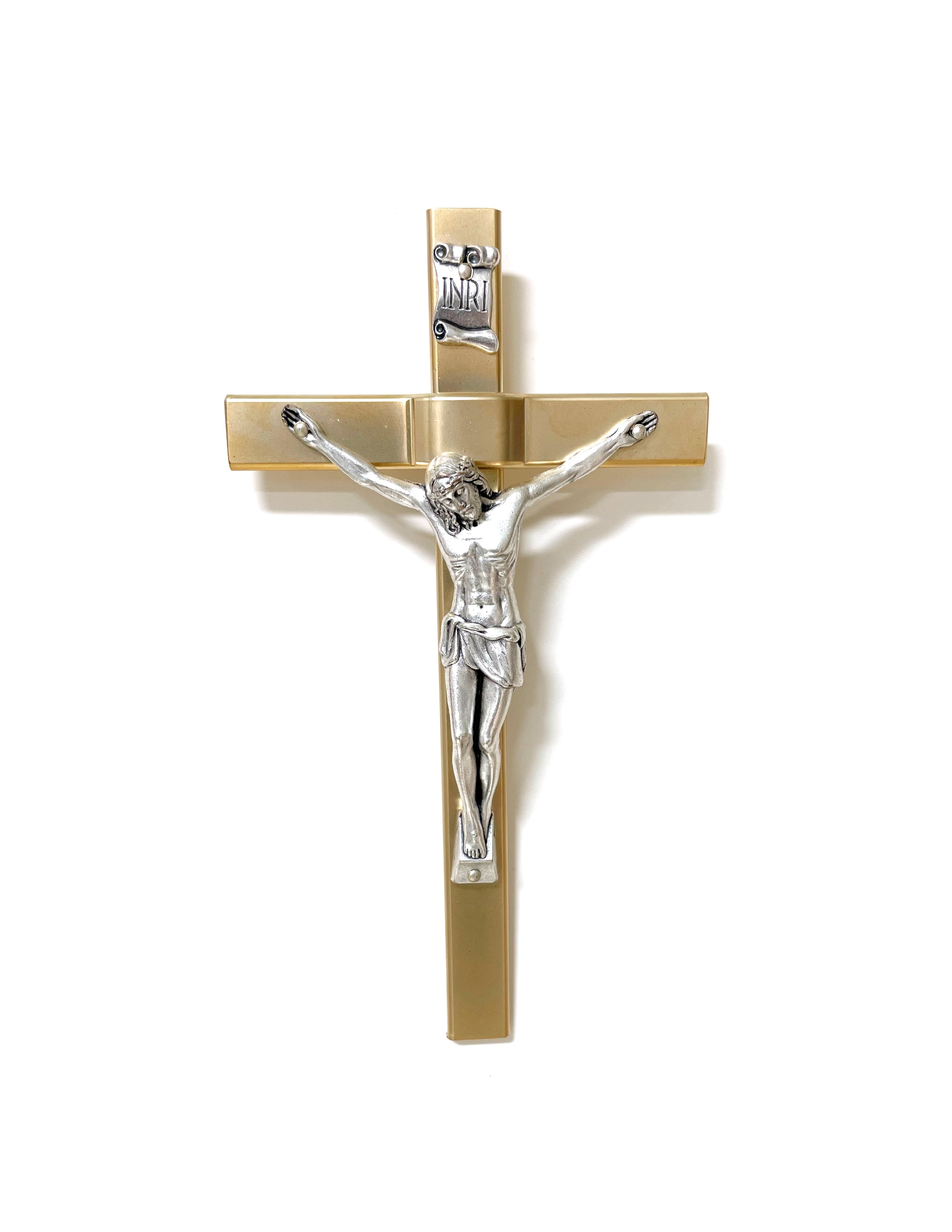 Gold and silver crucifixes made in Italy