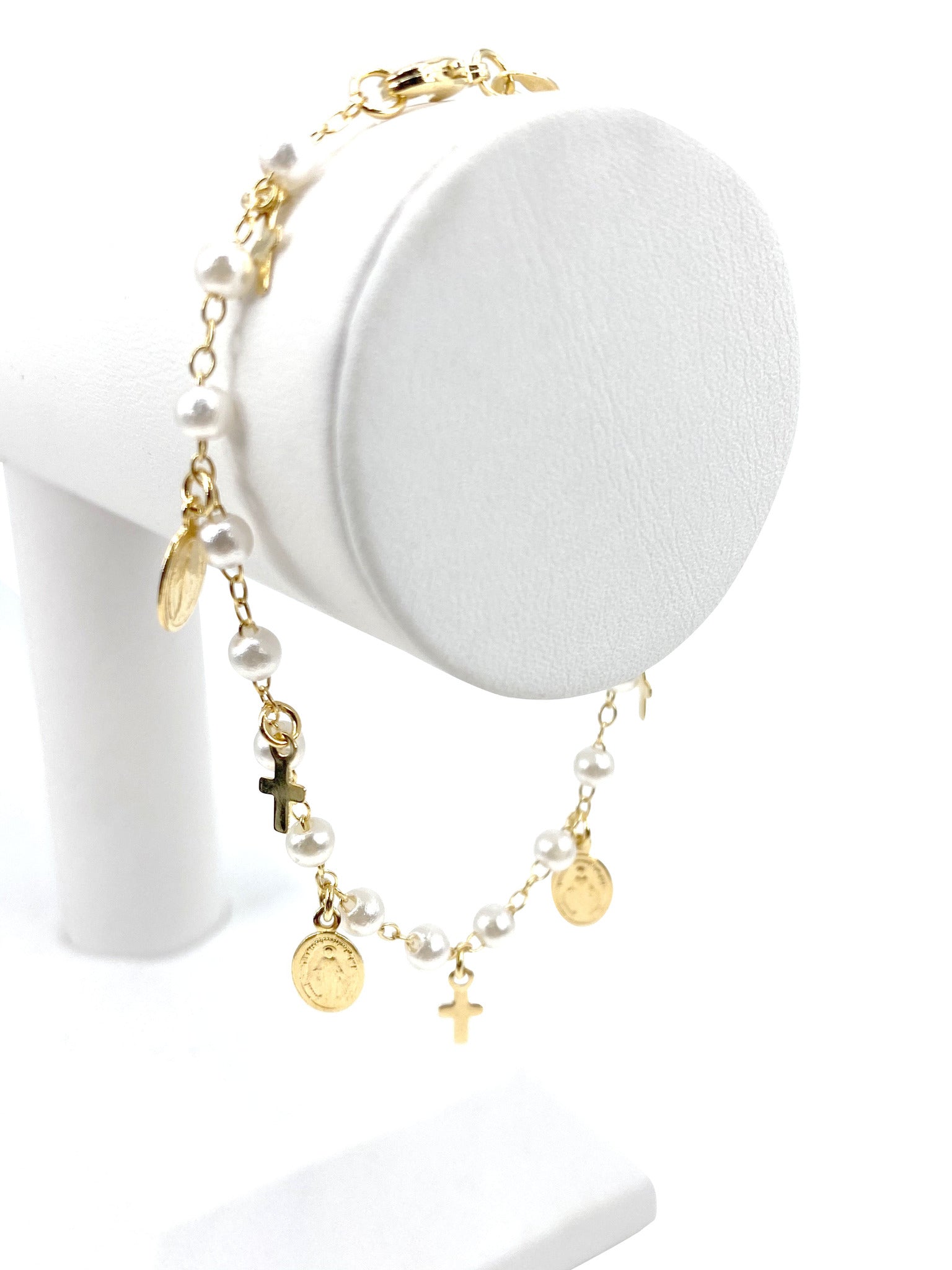 Bracelet with simulated pearls and Our Lady of Grace and crosses charms