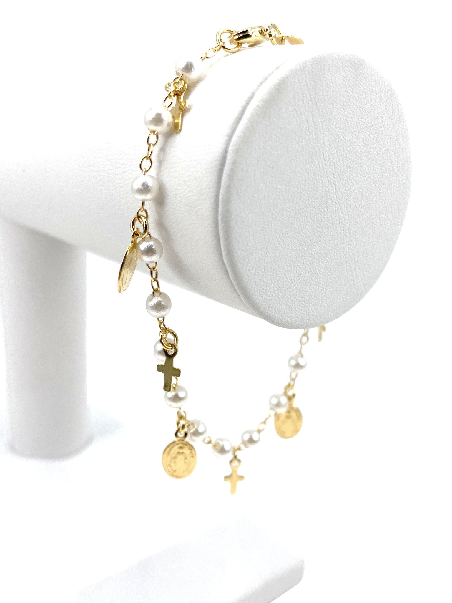 Bracelet with simulated pearls and Our Lady of Grace and crosses charms
