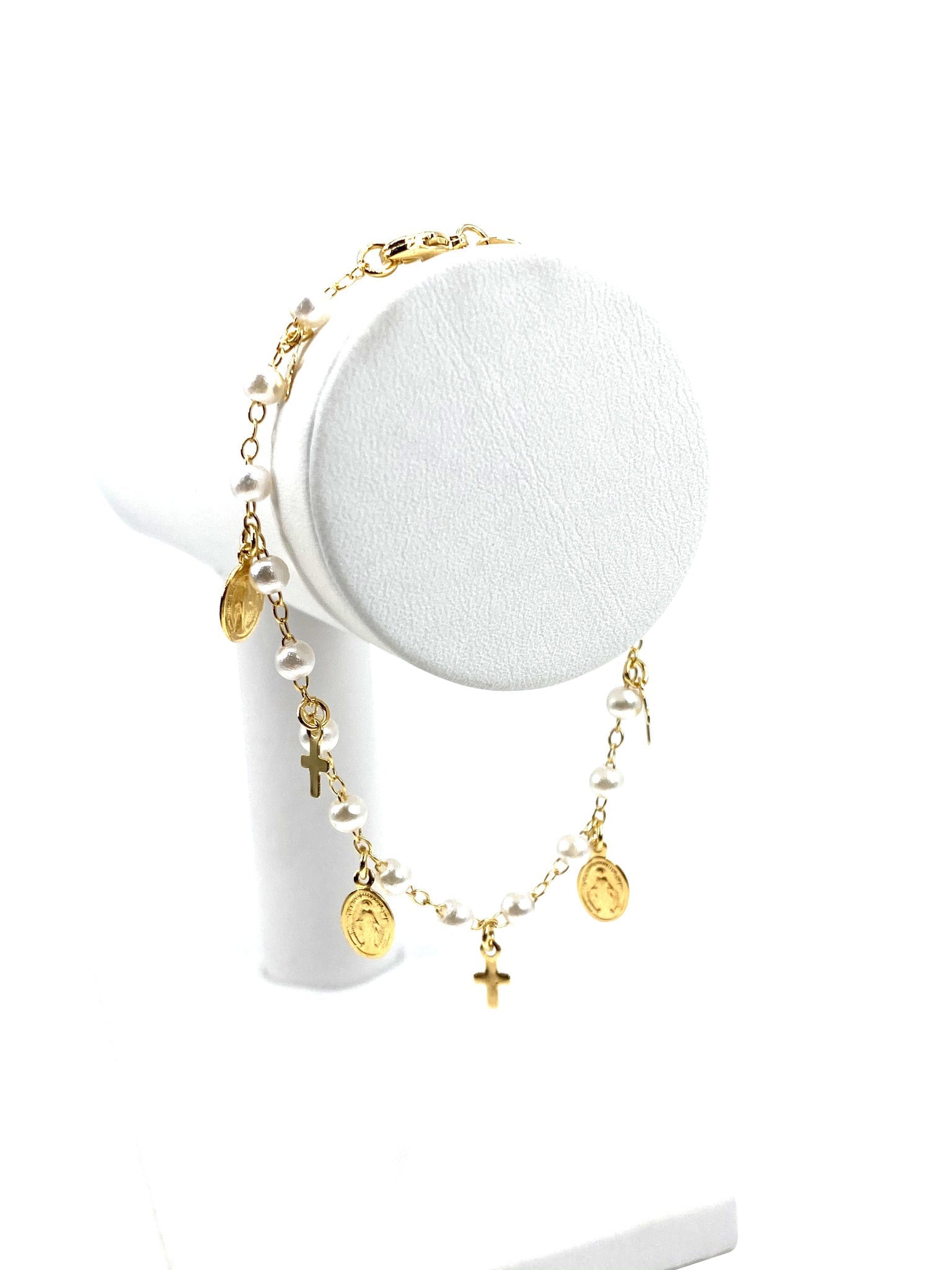 Bracelet with simulated pearls and Our Lady of Grace and crosses charms