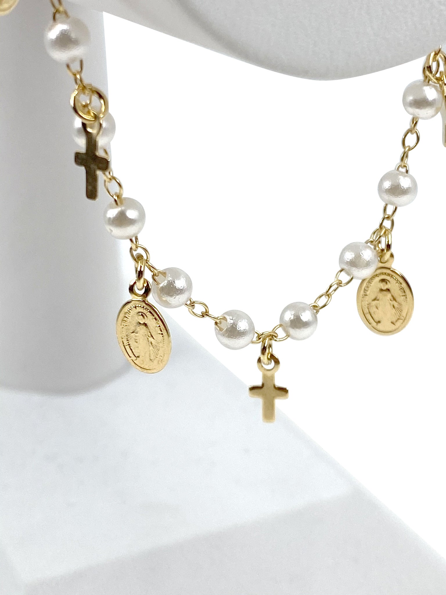 Bracelet with simulated pearls and Our Lady of Grace and crosses charms