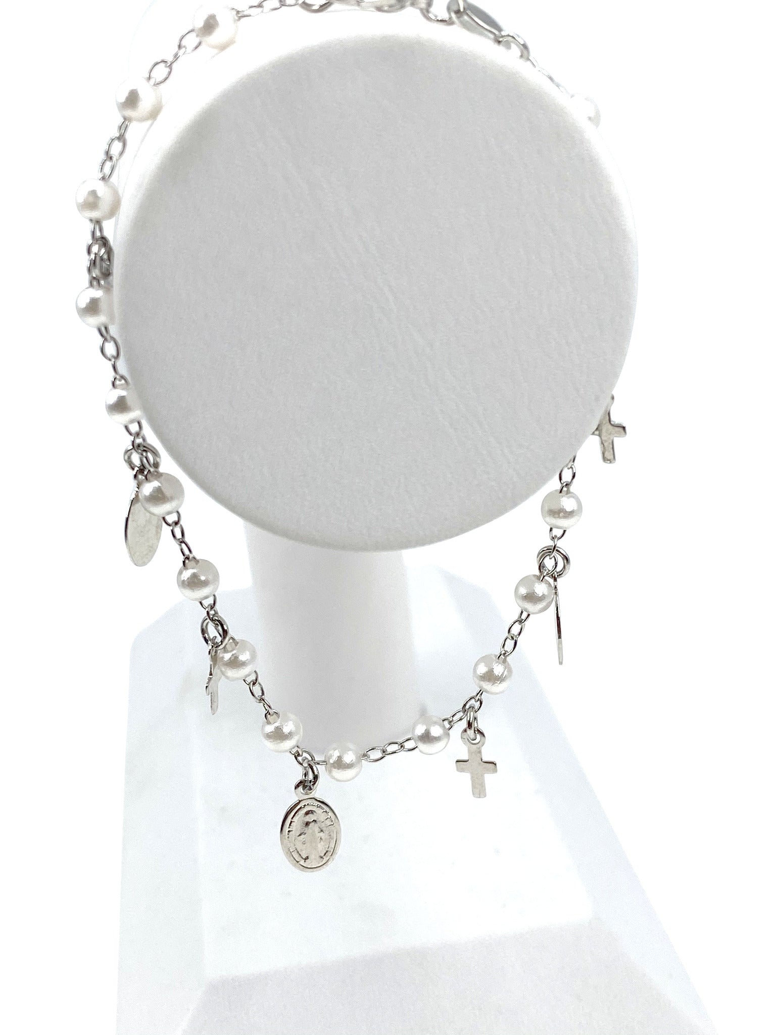 Bracelet with simulated pearls and Our Lady of Grace and crosses charms