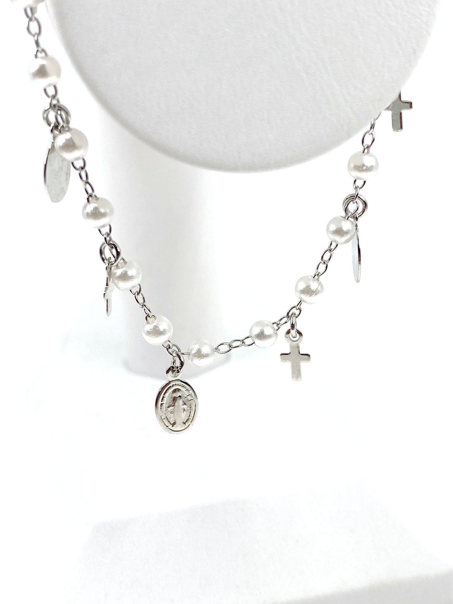 Bracelet with simulated pearls and Our Lady of Grace and crosses charms