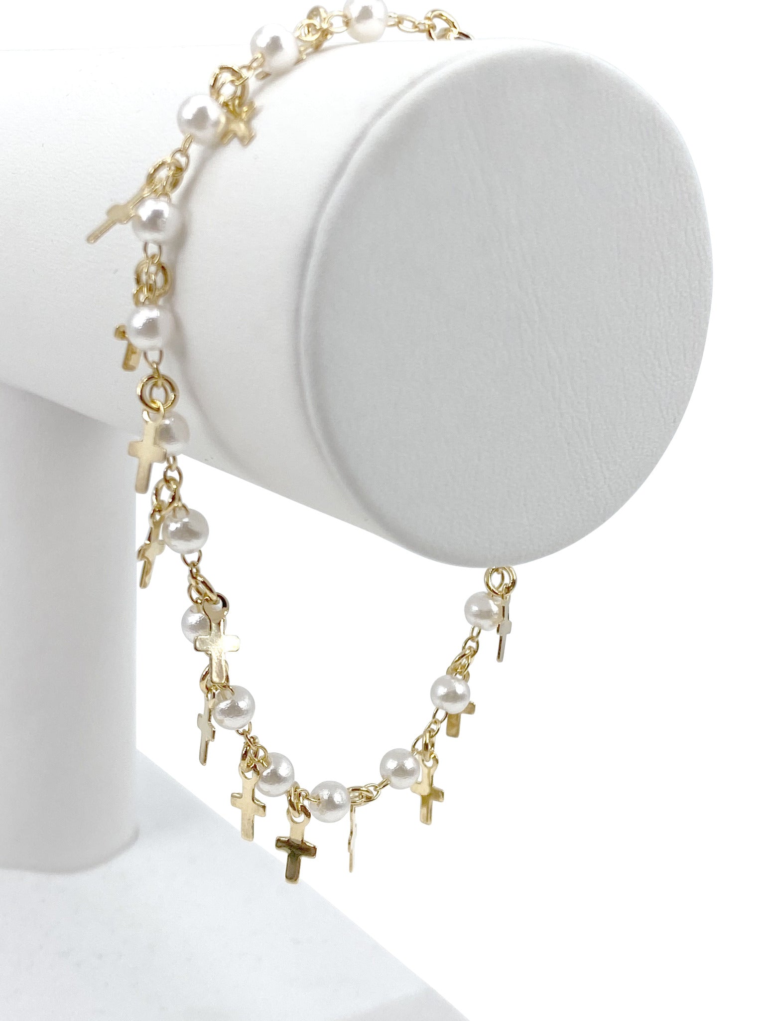 Bracelet with simulated pearls and crosses charms