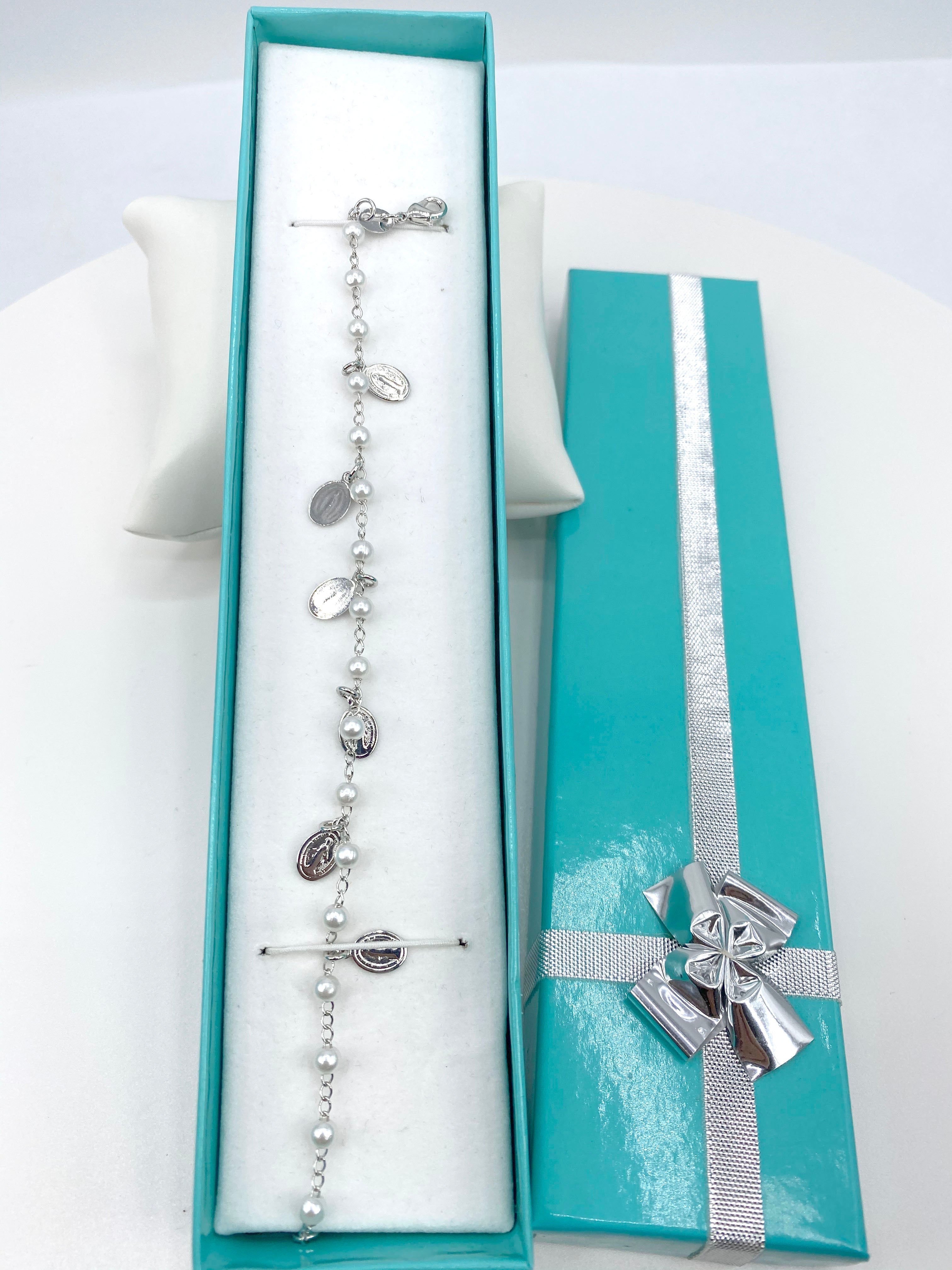 Bracelet with simulated pearls and Our Lady of Grace charms