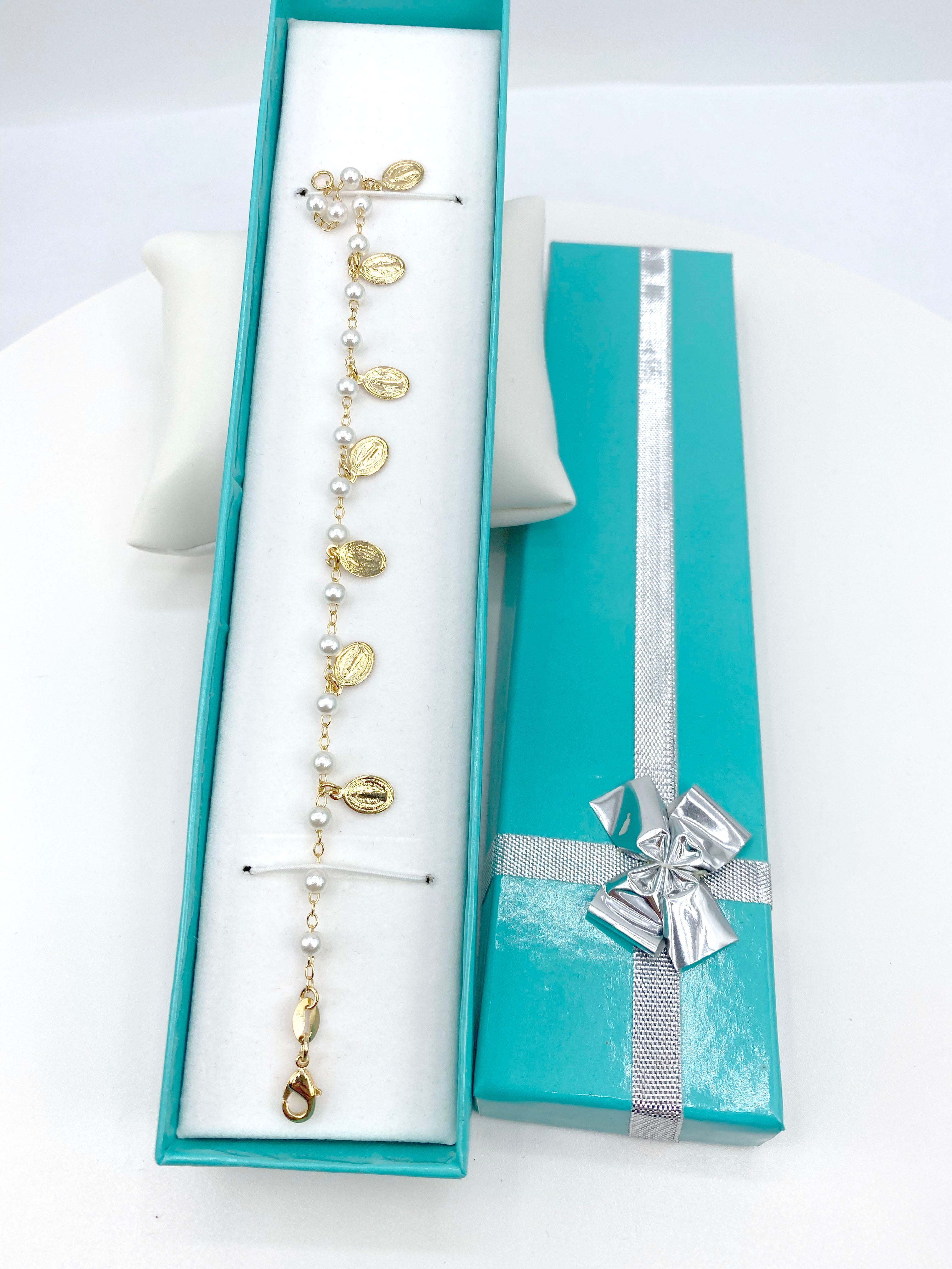 Bracelet with simulated pearls and Our Lady of Grace charms