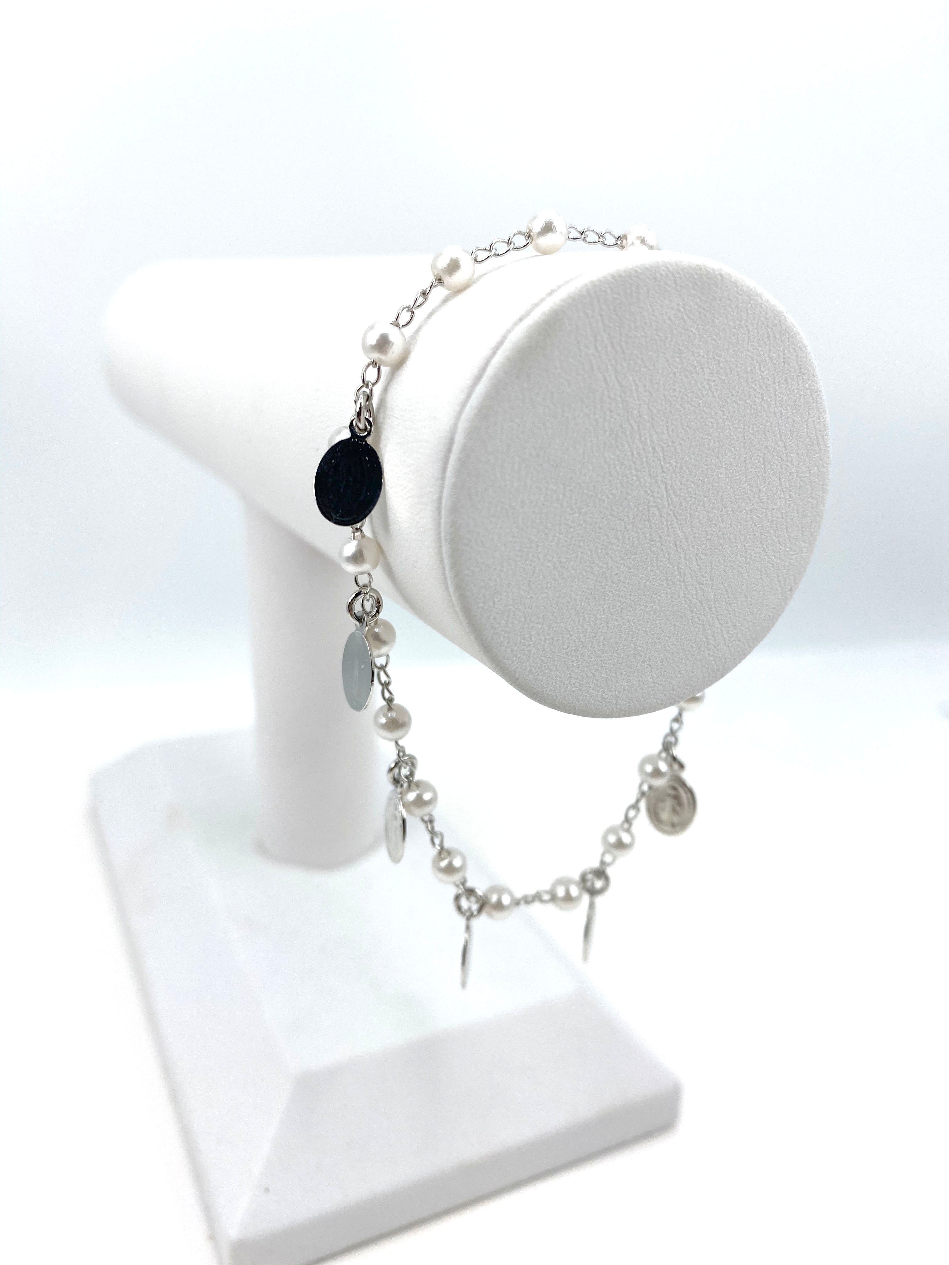 Bracelet with simulated pearls and Our Lady of Grace charms