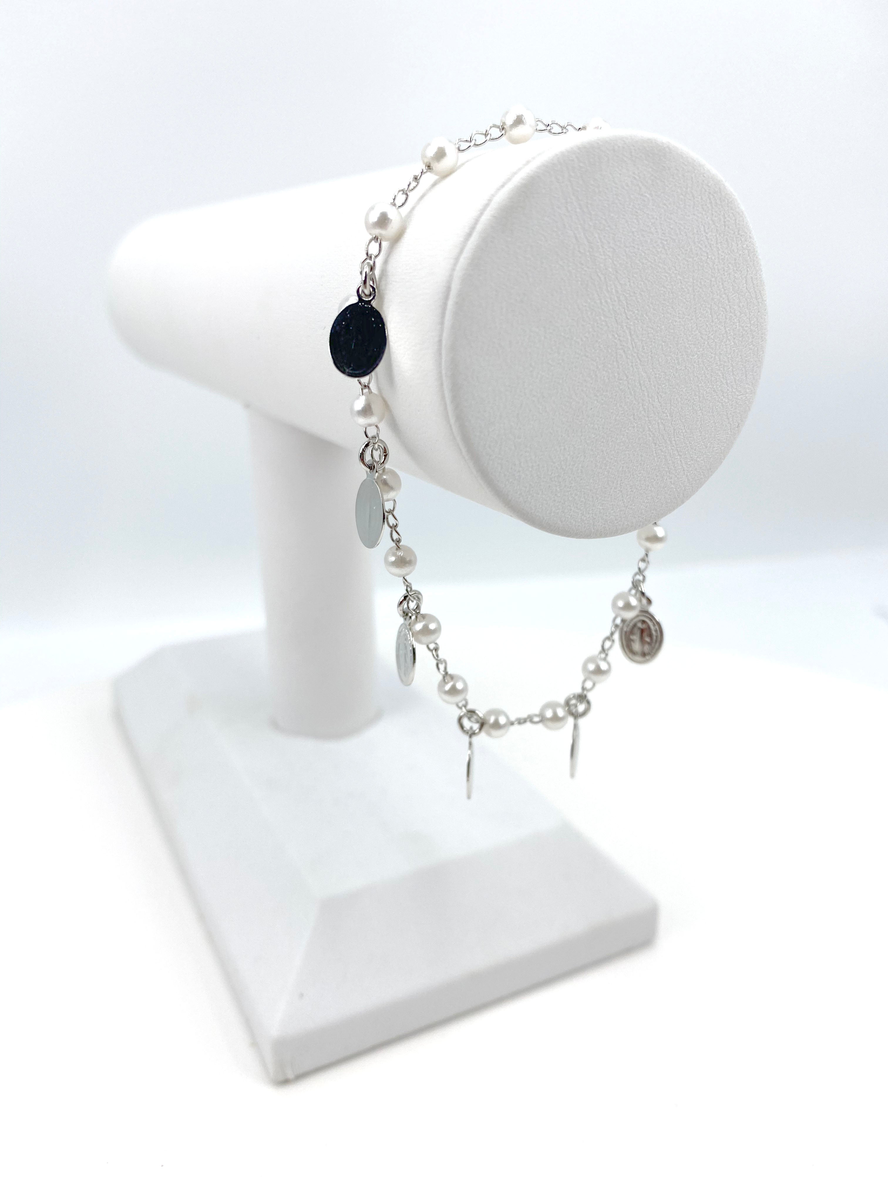 Bracelet with simulated pearls and Our Lady of Grace charms