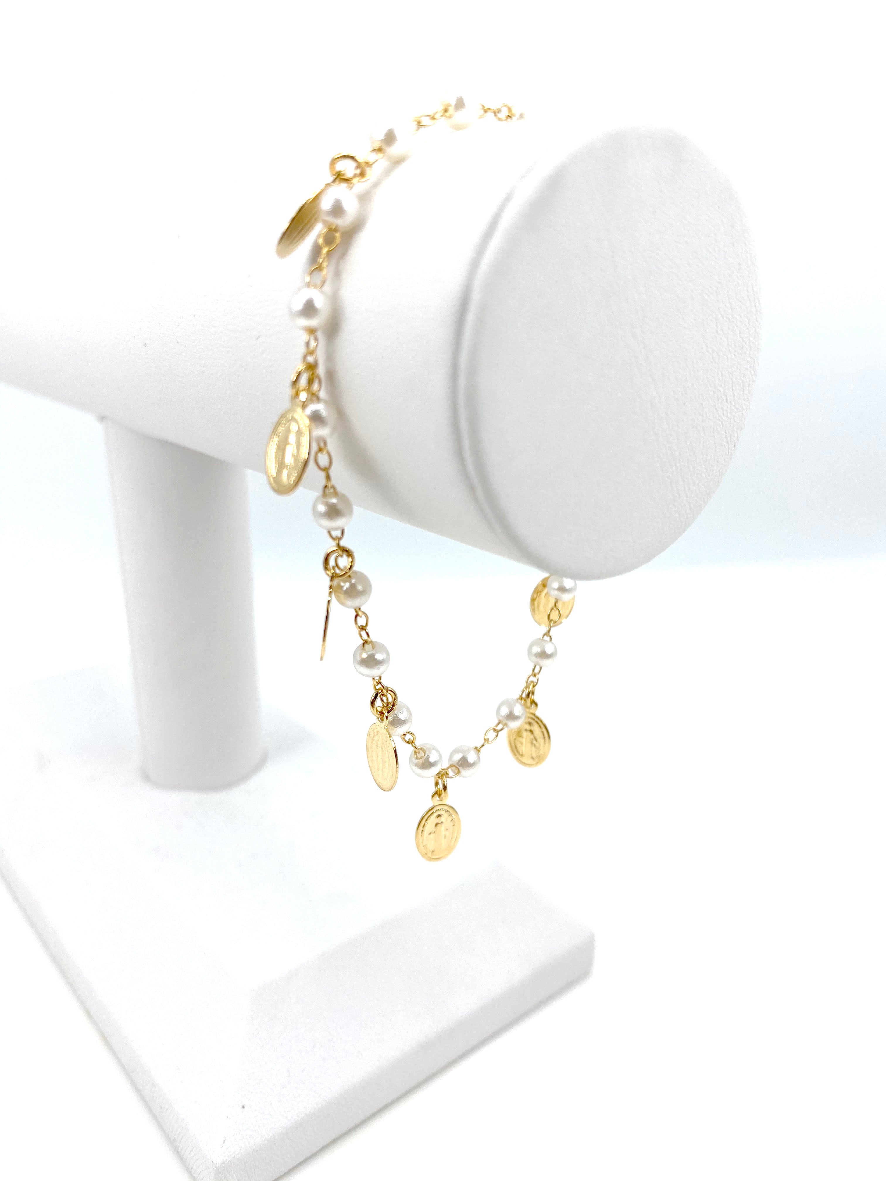 Bracelet with simulated pearls and Our Lady of Grace charms