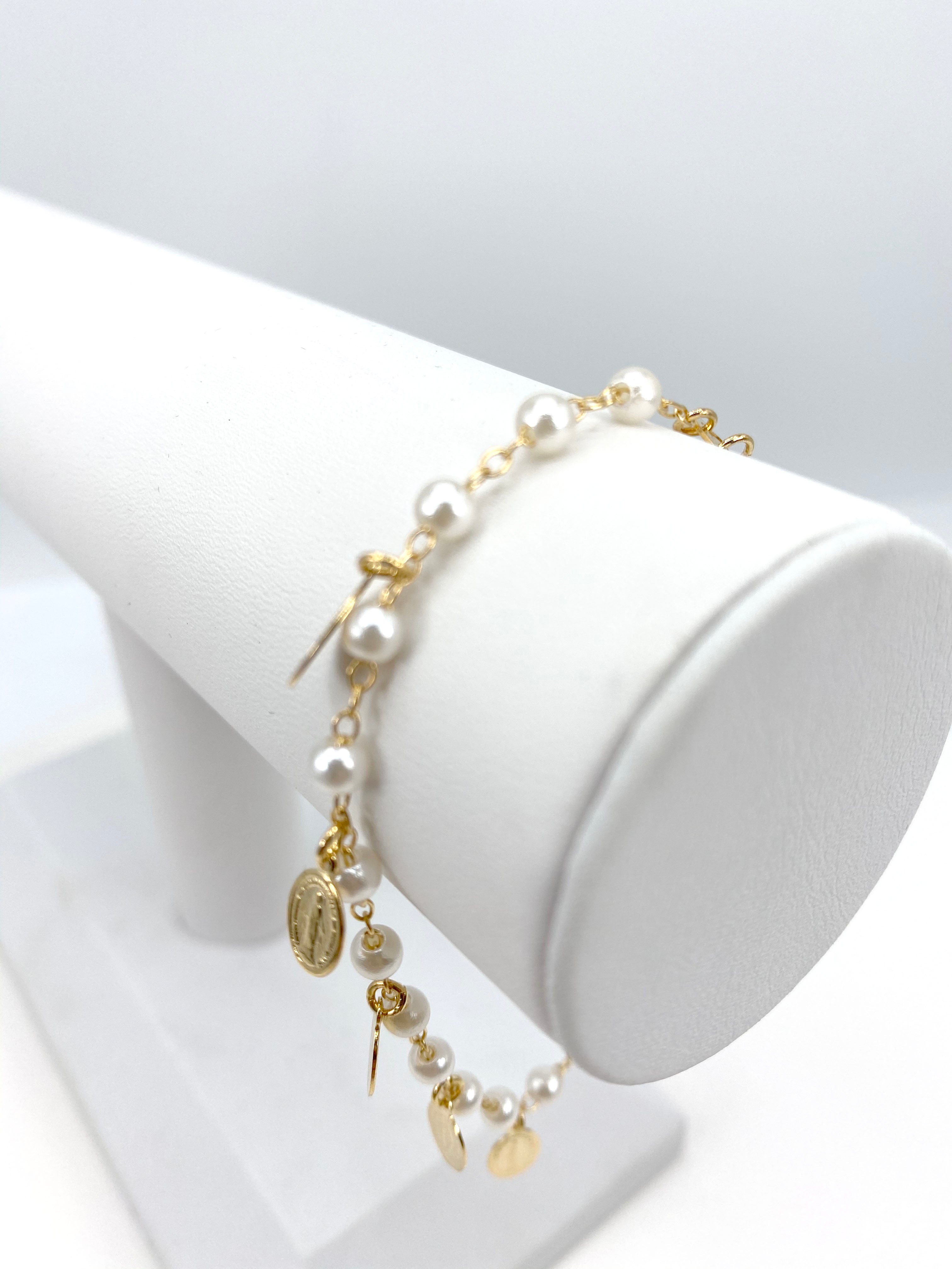 Bracelet with simulated pearls and Our Lady of Grace charms