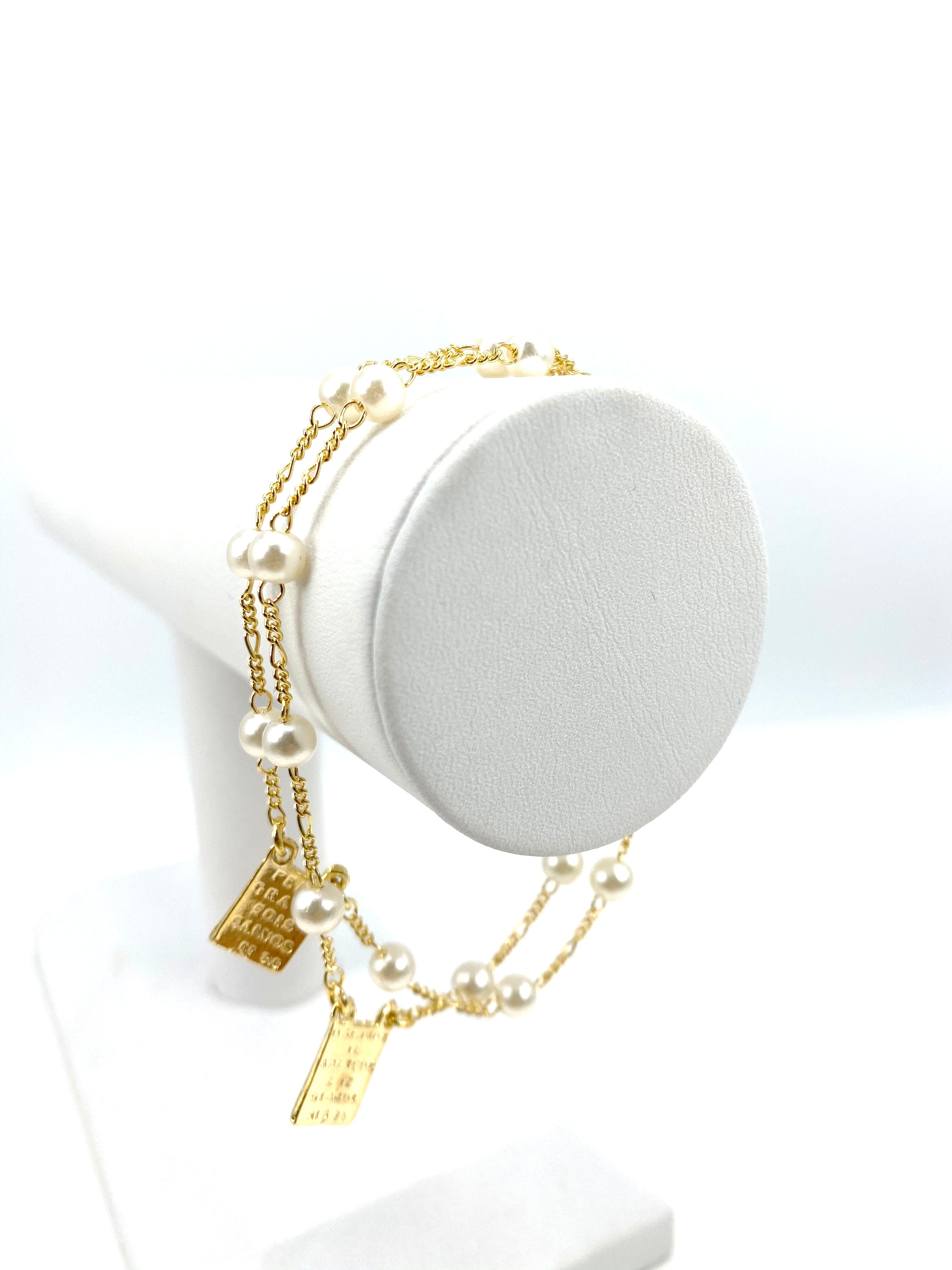 Scapular bracelet with simulated pearls/ Brazalete de imitacion de perlas y escapulario