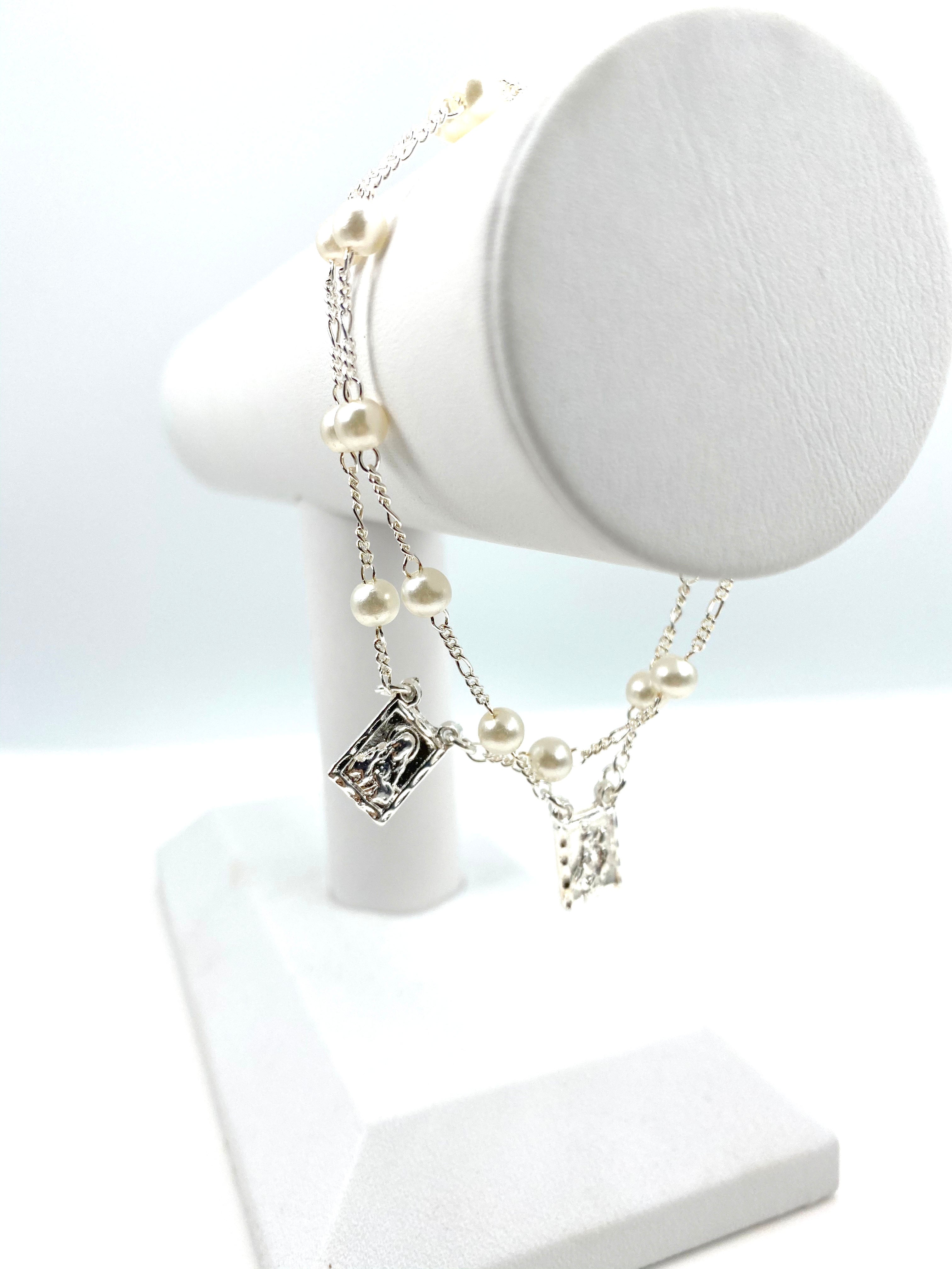 Scapular bracelet with simulated pearls/ Brazalete de imitacion de perlas y escapulario