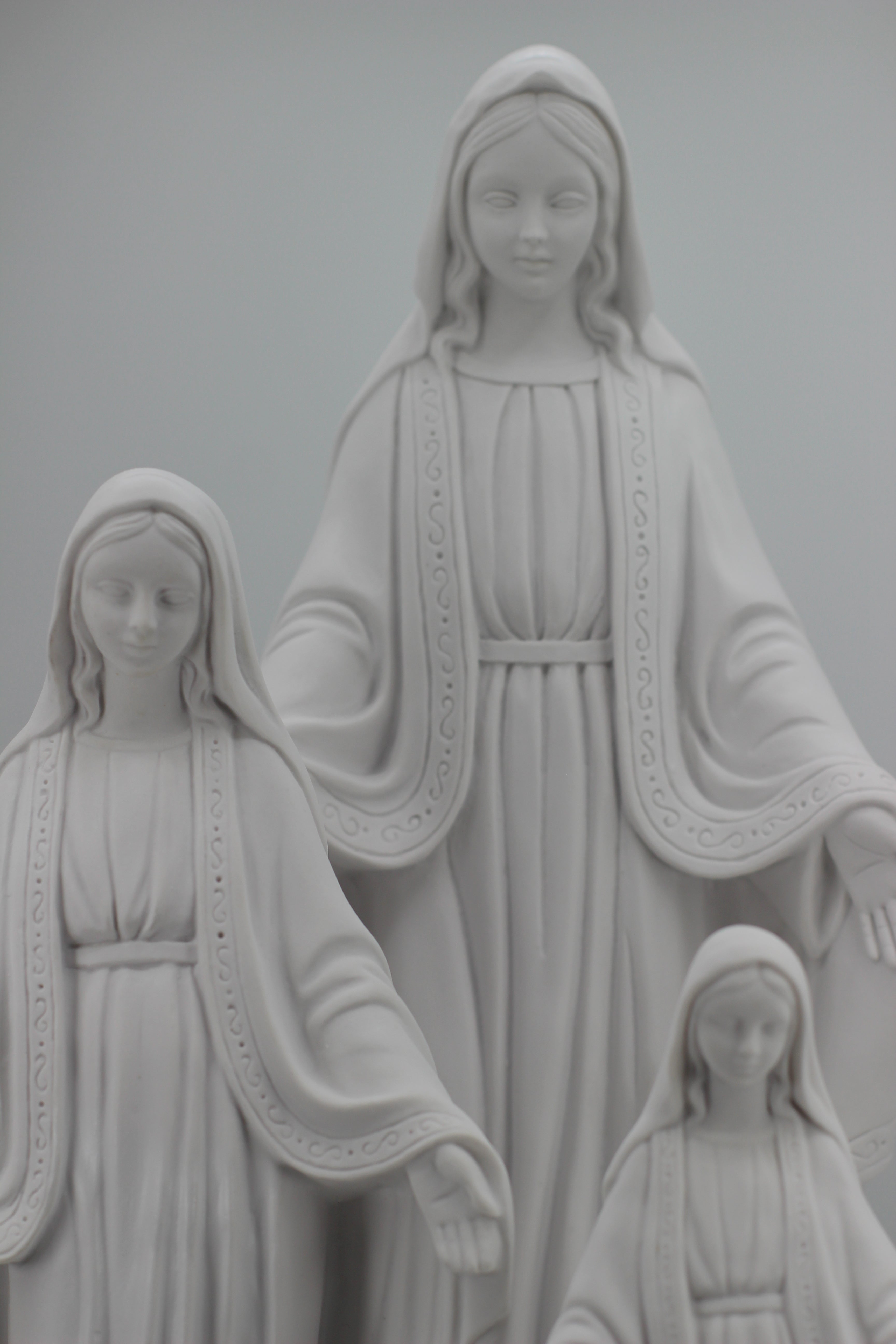 The Faith Gift Shop Our Lady of Grace - Miraculous Mary All White- Made in Italy - Our Tuscany Collection -  Virgen La Milagrosa Blanca