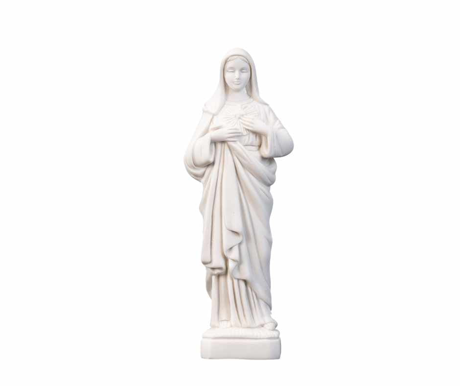 White statue of The Immaculate Heart of the Mary / Estatua Blanca del Inmaculado Corazon de Maria