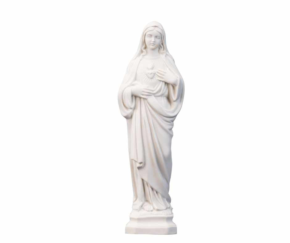 White statue of The Immaculate Heart of the Mary / Estatua Blanca del Inmaculado Corazon de Maria