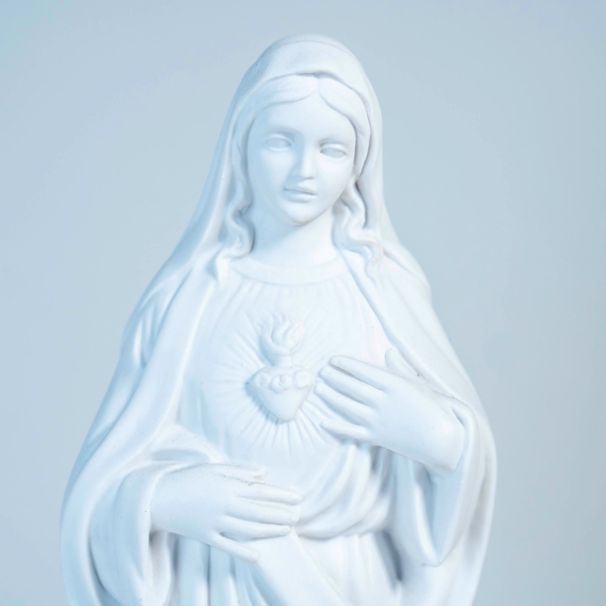 White statue of The Immaculate Heart of the Mary / Estatua Blanca del Inmaculado Corazon de Maria