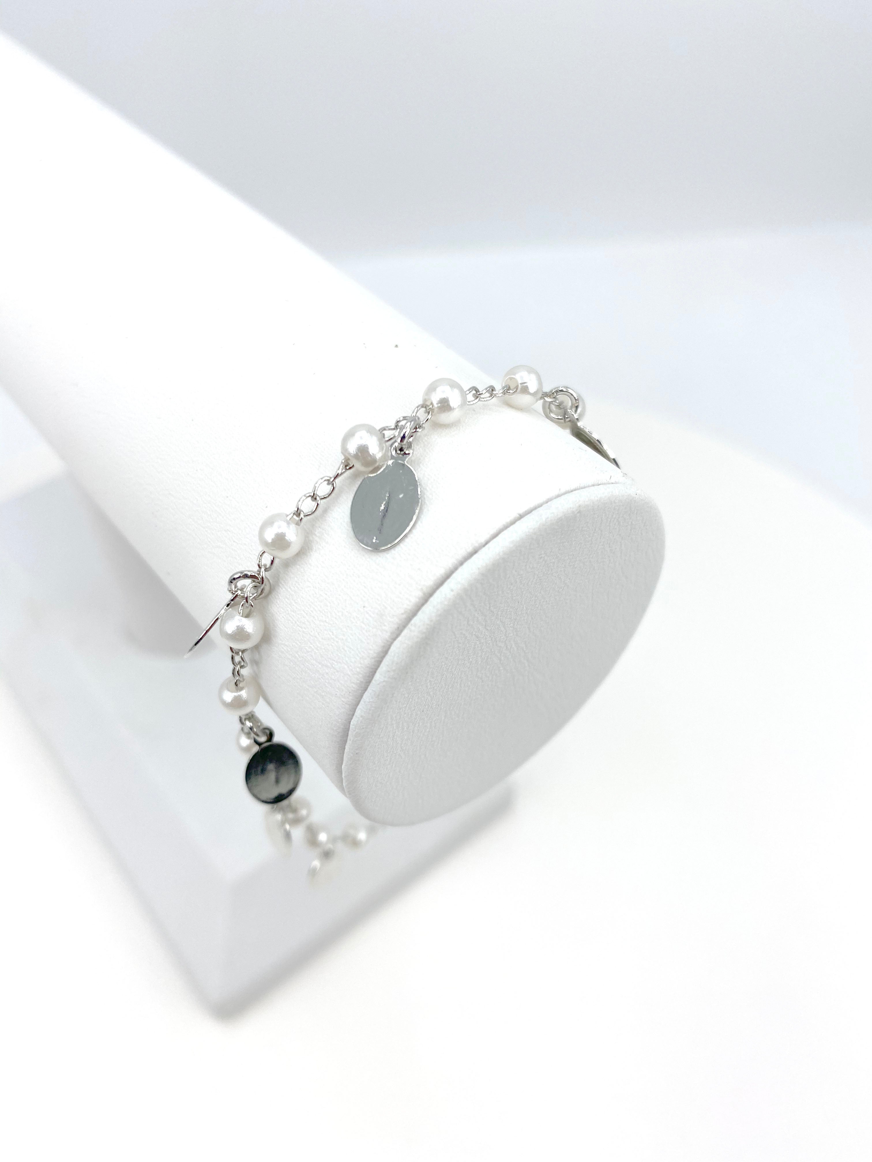 Bracelet with simulated pearls and Our Lady  of Grace charms