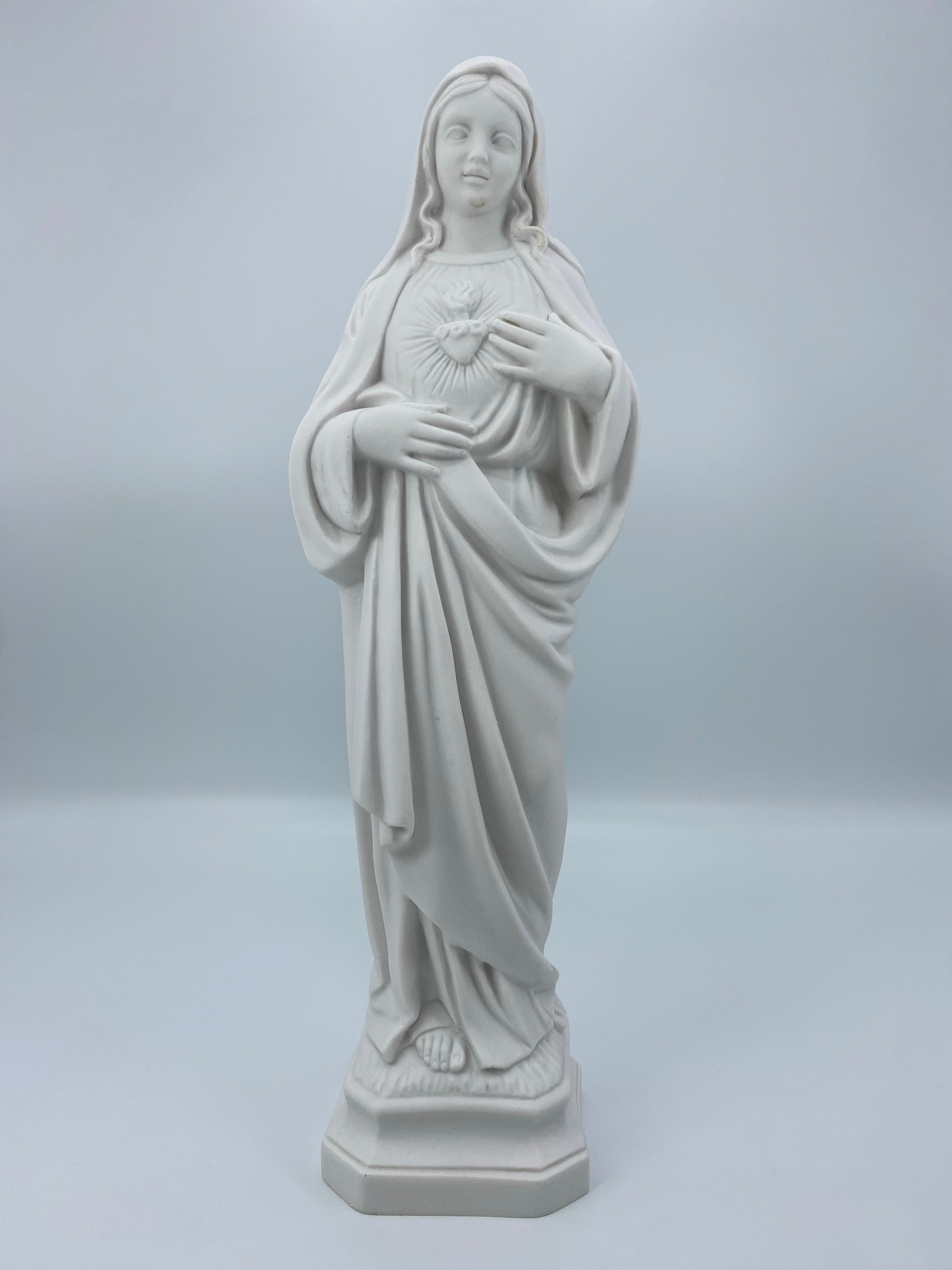 White statue of The Immaculate Heart of the Mary / Estatua Blanca del Inmaculado Corazon de Maria