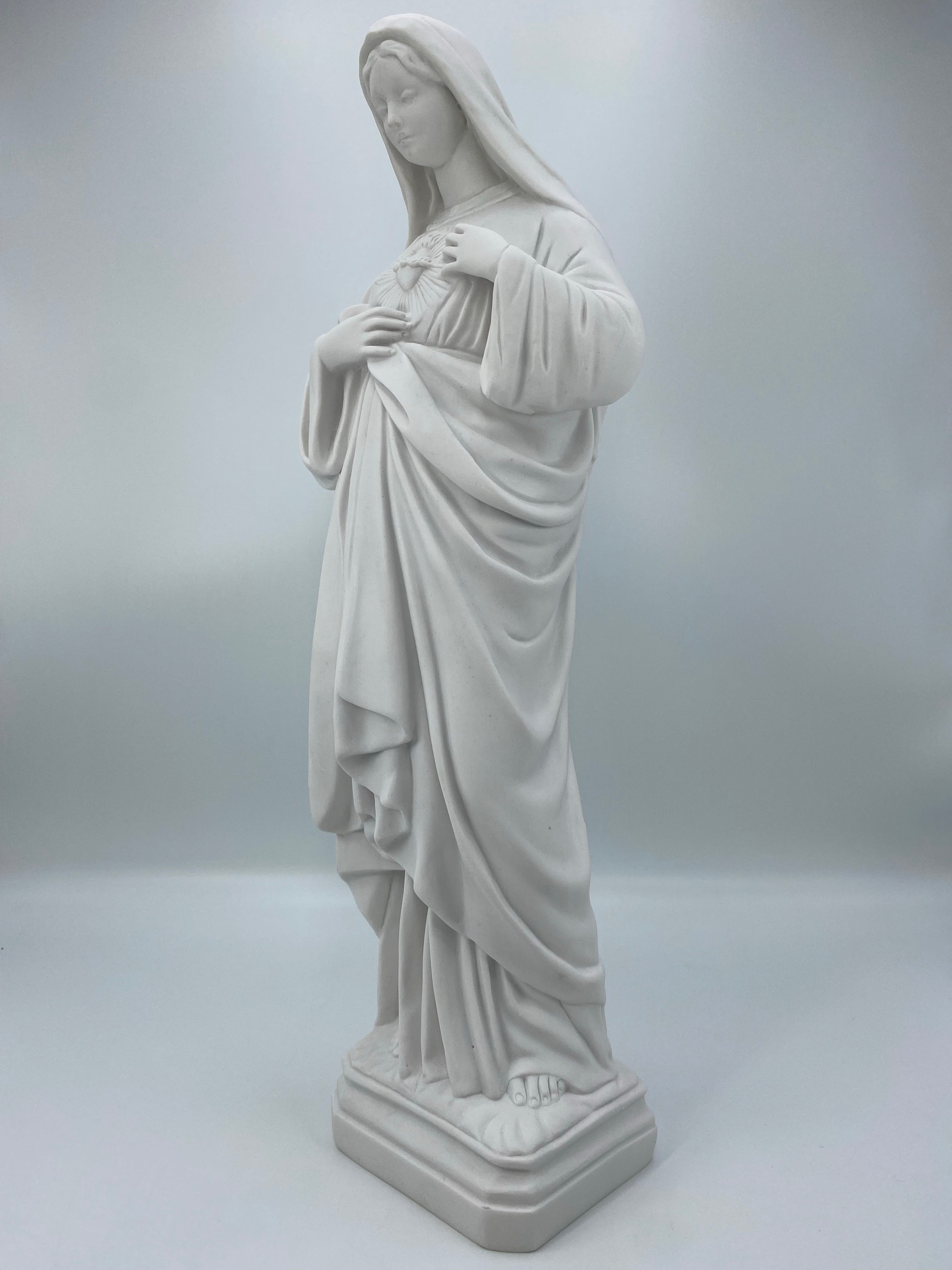 White statue of The Immaculate Heart of the Mary / Estatua Blanca del Inmaculado Corazon de Maria