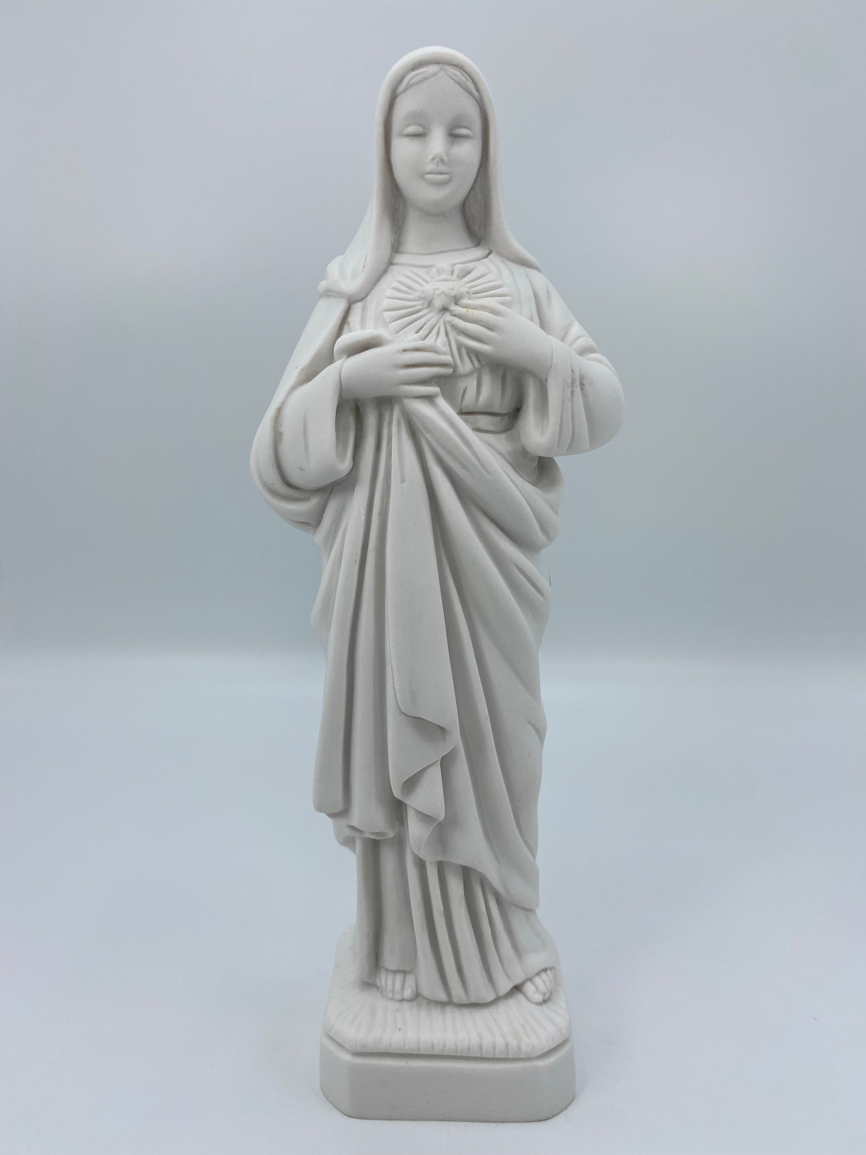 White statue of The Immaculate Heart of the Mary / Estatua Blanca del Inmaculado Corazon de Maria